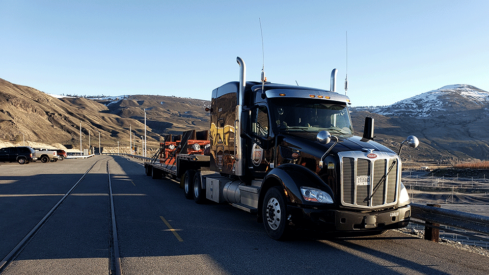 Step-deck-trailer-side-of-road
